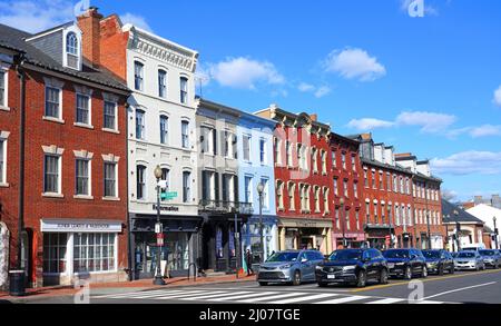 WASHINGTON, DC -2 APR 2021- vue de bâtiments colorés dans le quartier de Georgetown à Washington, DC, États-Unis. Banque D'Images