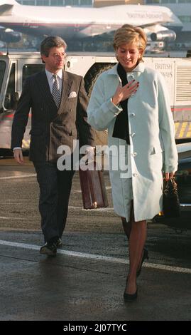 Photo du dossier datée du 11/12/95, de la princesse de Galles et de son secrétaire privé, Patrick Jephson, à l'aéroport de Heathrow. La BBC a déclaré qu'elle avait payé à Diana, secrétaire privée de la princesse de Galles, Patrick Jephson une "somme d'argent" en dommages-intérêts et lui a présenté ses excuses "sans réserve" sur la façon dont Martin Bashir a obtenu son entretien Panorama en 1995. Date d'émission : jeudi 17 mars 2022. Banque D'Images