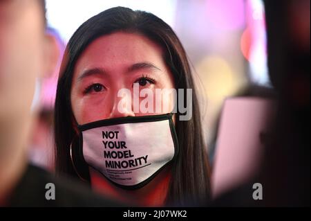 Une femme porte un masque avec un message alors qu'elle assiste à un rassemblement de femmes asiatiques à Times Square, New York, NY, le 16 mars 2022. Le rallye coïncide avec le premier anniversaire des fusillades ciblées de femmes d'origine asiatique à Atlanta, où six des huit sont mortes. (Photo par Anthony Behar/Sipa USA) Banque D'Images