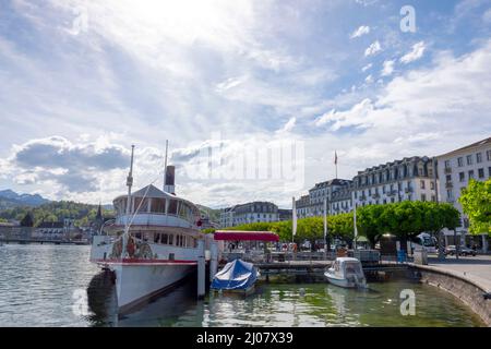 Navire de passagers et ville de Lucerne en Suisse. *** Légende locale *** paysage,passager,navire,ville,paysage,bateau,bateau,drapeau,suisse,partie Banque D'Images