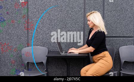 femme contre les bactéries et les maladies. barrière virtuelle comme protection contre les virus Banque D'Images