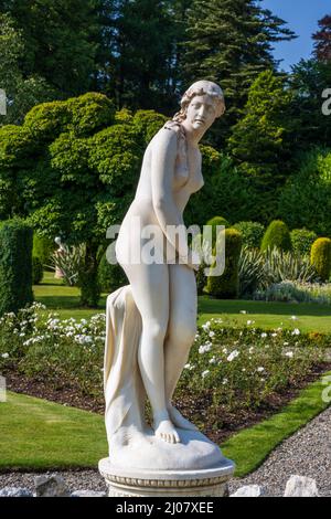 Statue dans les jardins du château de Drummond, près de Crieff, dans le Perthshire, en Écosse, au Royaume-Uni Banque D'Images