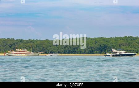 Yachts à Smith Cove lors d'une journée d'été avec Shelter Island en arrière-plan Banque D'Images