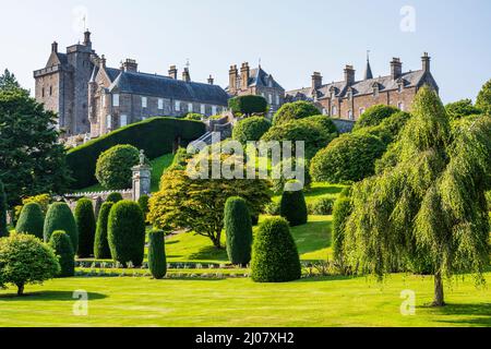 Vue sur le château de Drummond depuis le jardin - Château de Drummond près de Crieff dans le Perthshire, Écosse, Royaume-Uni Banque D'Images