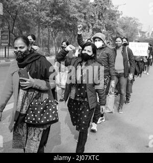 Delhi, Inde décembre 25 2021 : Delhi invités contractuels enseignants avec des affiches, des drapeaux et des graffitis protestant contre le gouvernement de l'AAP de Delhi pour avoir fait Banque D'Images