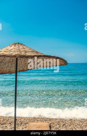 L'été et les vacances avec mer, plage et parasol. Parc national de la péninsule de Dilek près de Kusadasi, Turquie. Banque D'Images