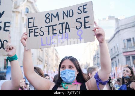 Buenos Aires, Argentine; 8 mars 2022: Grève féministe internationale, une jeune femme tient un carton avec le texte le 8M n'est pas de célébrer, il Banque D'Images