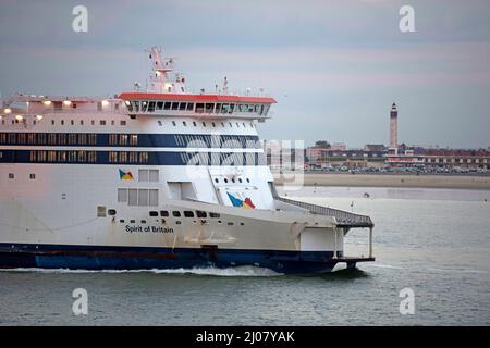 Le ferry P&O « Spirit of Britain » quitte le port de Calais, en France. Banque D'Images