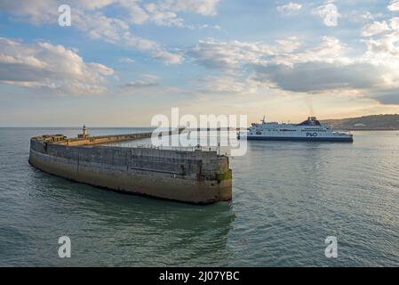 Le ferry P&O pour voitures « Pride of Kent » dans le port de Douvres, en Angleterre, au Royaume-Uni. Banque D'Images