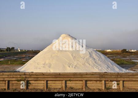 Grande pile de sel récoltée dans les étangs salins d'Aveiro Portugal. Banque D'Images