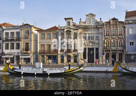 Architecture traditionnelle à côté du canal central à Aveiro Portugal. Banque D'Images