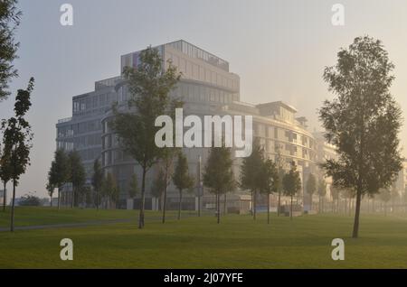 Eurovea - complexe commercial et résidentiel moderne et parc dans le brouillard du matin, Bratislava Slovaquie. Banque D'Images