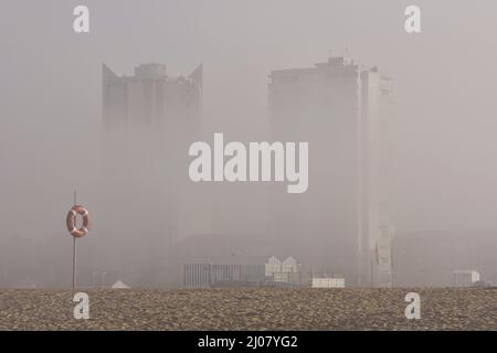 Des immeubles modernes et la plage de Praia de Buarcos dans la brume matinale, Figueira da Foz Portugal. Banque D'Images