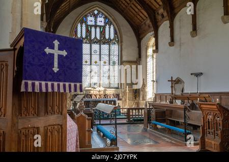 La chaire et l'intérieur de l'église St Mary's Church, une église paroissiale de l'Angleterre à Wortham, Norfolk, Royaume-Uni. Banque D'Images
