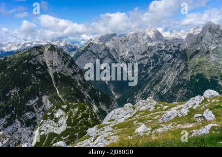 Magnifique sentier de randonnée dans une vallée de sept lacs dans le parc national de Triglav, Slovénie Banque D'Images