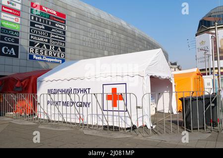 Centre d'aide aux réfugiés ukrainiens dans la ville. Les bénévoles donnent des vêtements, de la nourriture et d'autres dons. Aide pour des millions de réfugiés de guerre Banque D'Images