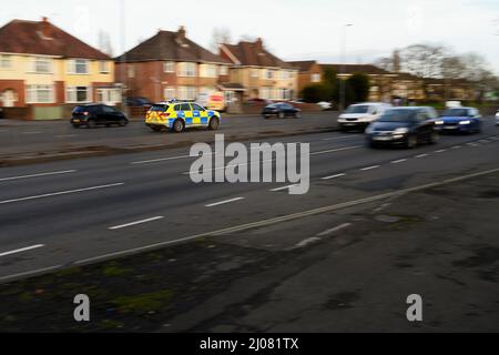 Hampshire voiture de police SUV VW Tiguan conduite le long de la route s'est pendu avec le mouvement sur le chemin d'un appel d'urgence avec des lumières bleues avec espace de copie. Banque D'Images