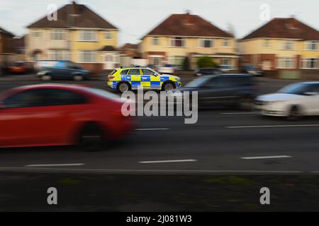 Hampshire voiture de police SUV VW Tiguan conduite le long de la route s'est pendu avec le mouvement sur le chemin d'un appel d'urgence avec des lumières bleues avec espace de copie. Banque D'Images