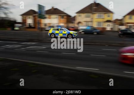 Hampshire voiture de police SUV VW Tiguan conduite le long de la route s'est pendu avec le mouvement sur le chemin d'un appel d'urgence avec des lumières bleues avec espace de copie. Banque D'Images