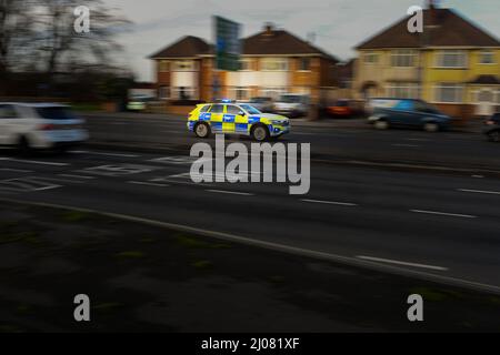 Hampshire voiture de police SUV VW Tiguan conduite le long de la route s'est pendu avec le mouvement sur le chemin d'un appel d'urgence avec des lumières bleues avec espace de copie. Banque D'Images