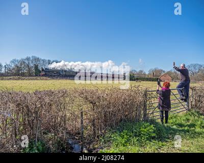 Headcorn, Kent, Royaume-Uni. 17th mars 2022. Train à vapeur Flying Scotsman de renommée mondiale traversant Headcorn dans le Kent ce matin - la première fois que la locomotive à vapeur historique est dans le Kent depuis 50 ans. Crédit : James Bell/Alay Live News Banque D'Images