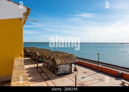 Belle vue sur Ria Formosa et le stockage en bois des pêcheurs à Faro, Algarve, au sud du Portugal Banque D'Images