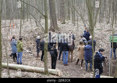 Berlin, Allemagne. 17th mars 2022. Le Ministre fédéral de l'alimentation et de l'agriculture, CEM Özdemir, ouvrira le début de la troisième étude des sols dans les forêts (BZE), en collaboration avec le sénateur berlinois pour l'environnement, la mobilité, les consommateurs et la protection du climat, Bettina Jarasch, avec une cérémonie symbolique révolutionnaire. (Photo de Simone Kuhlmey/Pacific Press) crédit: Pacific Press Media production Corp./Alay Live News Banque D'Images