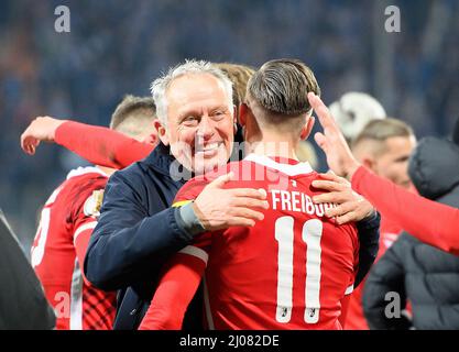 Finale jubilation FR, entraîneur Christian STREICH l. (FR) avec Ermedin DEMIROVIC (FR), football DFB Pokal quarterfinales, VfL Bochum (BO) - SC Freiburg (FR) 1:2 aet, le 2nd mars 2022 à Bochum/ Allemagne. Â Banque D'Images