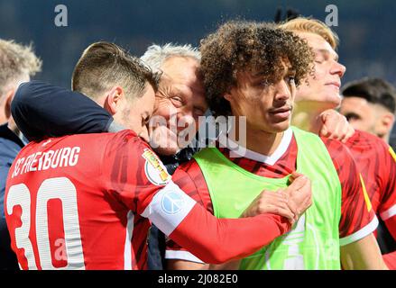 Finale jubilation FR, entraîneur Christian STREICH withte (FR) coeurs Christian GUENTER l. (GÃ nter, FR), r. Kiliann SILDILLIA (FR) Soccer DFB Pokal quarterfinales, VfL Bochum (BO) - SC Freiburg (FR) 1:2 aet, le 2nd mars 2022 à Bochum/ Allemagne. Â Banque D'Images