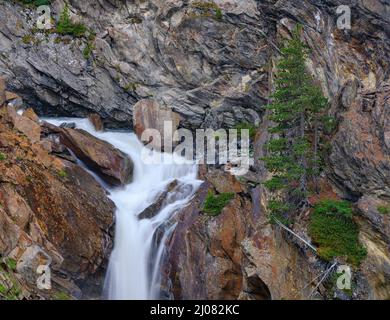 Cascade Rotmooswasserfall dans les Alpes Oetztal dans le parc naturel Oetztal près du village Obergurgl. Europe, Autriche, Tyrol Banque D'Images