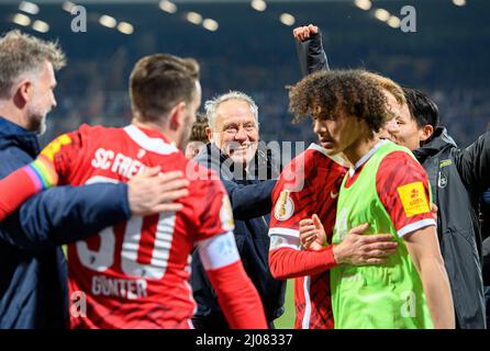 Finale jubilation FR avec entraîneur Christian STREICH withte (FR) football DFB Pokal quarterfinales, VfL Bochum (BO) - SC Freiburg (FR) 1:2 aet, le 2nd mars 2022 à Bochum/ Allemagne. Â Banque D'Images