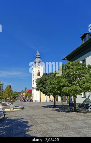 Grundschule, Általános Iskol, Kirche, Szüz Maria az Isteni Gondviselés Anyja Templom, Springbrunnen Banque D'Images