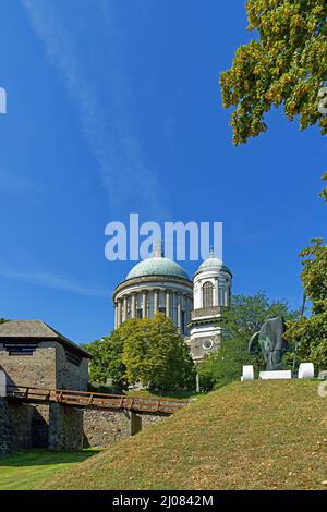 Burg Esztergom, Parkanlage, Városalapító vitez Szobra, Esztergomi Bazilika, Sankt-Adalbert-Kathedrale Banque D'Images