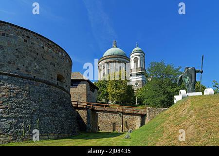 Burg Esztergom, Parkanlage, Városalapító vitez Szobra, Esztergomi Bazilika, Sankt-Adalbert-Kathedrale Banque D'Images