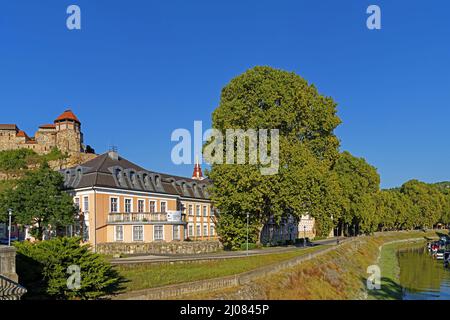 Kis Duna, Donauarm, Sportboote, Burg Esztergom, Esztergomi Bazilika, Sankt-Adalbert-Kathedrale, Árpád-házi Szent Erzsébet Gimnázium, Óvoda és Ál Banque D'Images