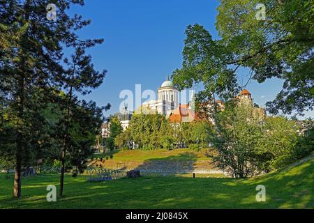 Parkanlage, Burg Esztergom, Esztergomi Bazilika, Sankt-Adalbert-Kathedrale Banque D'Images