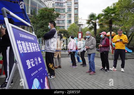 (220317) -- NANCHANG, le 17 mars 2022 (Xinhua) -- les gens font la queue pour des tests d'acide nucléique dans une zone résidentielle du district de Honggutan de Nanchang, dans la province de Jiangxi, en Chine orientale, le 17 mars 2022. Nanchang a effectué des tests de masse COVID-19 pour les citoyens jeudi. (Xinhua/Peng Zhaozhi) Banque D'Images