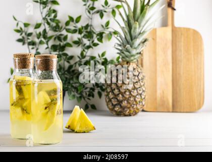 Boisson mexicaine à l'ananas fermenté Tepache. Banque D'Images