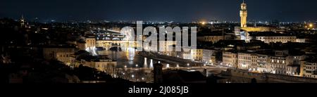 Belle vue panoramique de nuit sur Florence, Ponte Vecchio, la tour d'Arnolfo et la rivière Arno.Lieux culturels célèbres en haute résolution.Toscane, Italie. Banque D'Images