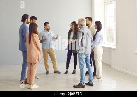 L'équipe commerciale créative communique et discute des idées pour le futur projet commercial. Banque D'Images