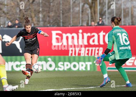 Milan, Italie. 12th mars 2022. Italie, Milan, mars 13 2022: Valentina Bergamaschi (buteur de Milan) tirs au but dans la deuxième moitié pendant le match de football AC MILAN vs JUVENTUS, SF 1st LEG Coppa Italia femmes au Centre Vismara (Credit image: © Fabrizio Andrea Bertani/Pacific Press via ZUMA Press Wire) Banque D'Images