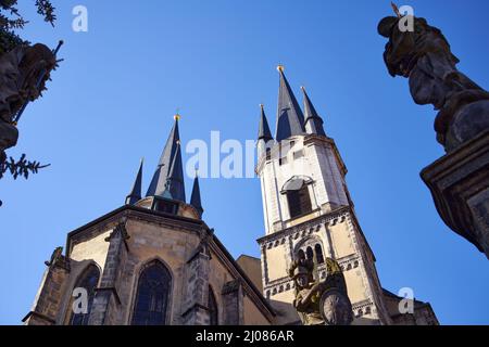 CHEB, RÉPUBLIQUE TCHÈQUE - 12 MARS 2022 : église gothique Saint-Nicolas par temps ensoleillé Banque D'Images