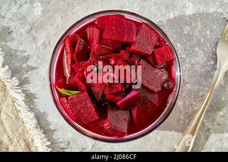 Kvass de betteraves fermentées dans un bol en verre, vue du dessus Banque D'Images