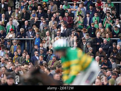 Les Racegoers regardent les chevaux aller à la poste avant le coup de main final du réseau de Pertemps pendant le troisième jour du Cheltenham Festival à Cheltenham Racecourse. Date de la photo: Jeudi 17 mars 2022. Banque D'Images