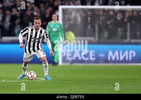 Turin, Italie. 16th mars 2022. Arthur du FC Juventus contrôle le ballon lors du match de la Ligue des champions de l'UEFA Round of Sixteen Leg Two entre le FC Juventus et le FC Villareal au stade Allianz le 16 mars 2022. Credit: Marco Canoniero / Alamy Live News Banque D'Images