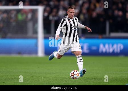 Turin, Italie. 16th mars 2022. Arthur du FC Juventus contrôle le ballon lors du match de la Ligue des champions de l'UEFA Round of Sixteen Leg Two entre le FC Juventus et le FC Villareal au stade Allianz le 16 mars 2022. Credit: Marco Canoniero / Alamy Live News Banque D'Images