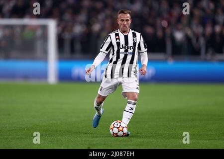 Turin, Italie. 16th mars 2022. Arthur du FC Juventus contrôle le ballon lors du match de la Ligue des champions de l'UEFA Round of Sixteen Leg Two entre le FC Juventus et le FC Villareal au stade Allianz le 16 mars 2022. Credit: Marco Canoniero / Alamy Live News Banque D'Images