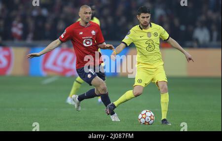 Lille, France, 16th mars 2022. Christian Pulisic de Chelsea et Burak Yilmaz de Lille défi pour le ballon lors du match de l'UEFA Champions League au Stade Pierre Mauroy, Lille. Crédit photo à lire: Paul Terry / Sportimage crédit: Sportimage / Alay Live News Banque D'Images