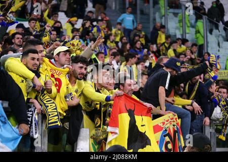 Turin, Italie. 16th mars 2022. Turin, Italie. 16th mars 2022. Les supporters de Villarreal CF sont vus lors du match de l'UEFA Champions League Round of Sixteen Leg Two entre le Juventus FC et le Villareal CF au stade Allianz le 16 mars 2022. Credit: Marco Canoniero/Alay Live News Credit: Marco Canoniero/Alay Live News Banque D'Images