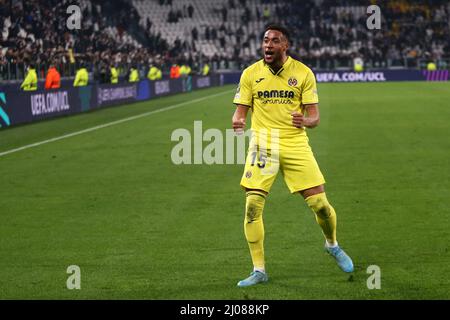 Turin, Italie. 16th mars 2022. Turin, Italie. 16th mars 2022. Arnaut Danjuma, de Villarreal CF, célèbre après avoir remporté le match de la Ligue des champions de l'UEFA Round of Sixteen Leg Two entre Juventus FC et Villareal CF au stade Allianz le 16 mars 2022. Credit: Marco Canoniero/Alay Live News Credit: Marco Canoniero/Alay Live News Banque D'Images